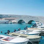 2 Bedroom Awesome In Pag
