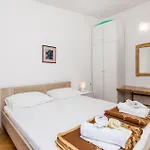 2 Bedroom Awesome In Pag *