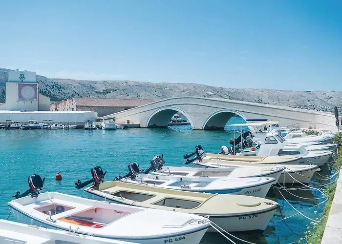 2 Bedroom Awesome In Pag