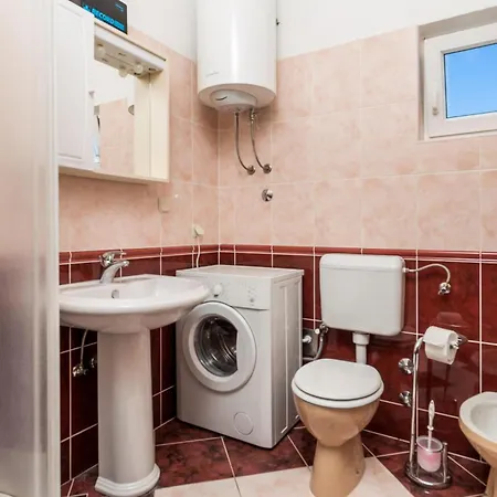 2 Bedroom Lovely In Pag *