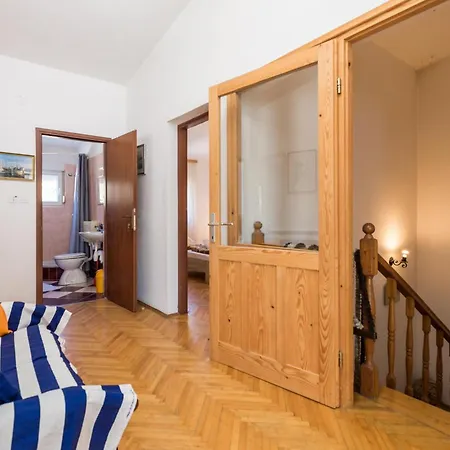 2 Bedroom Lovely In Pag דירה *