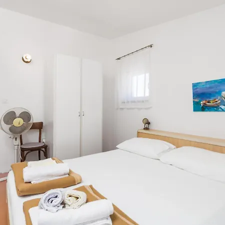 2 Bedroom Lovely In Pag דירה