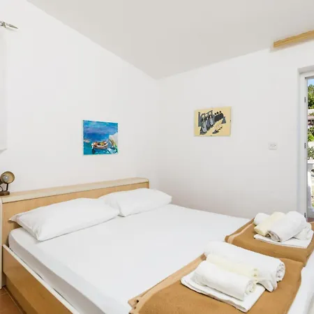 2 Bedroom Lovely In Pag דירה
