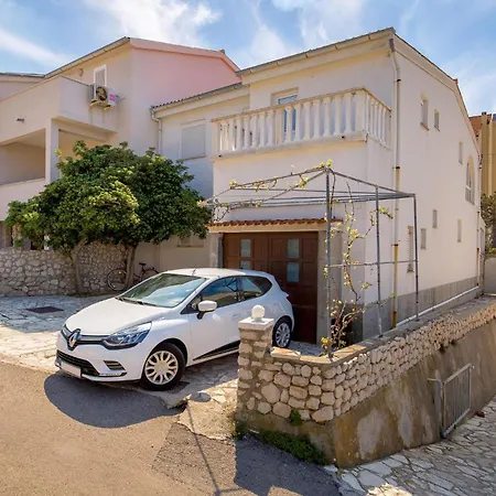 2 Bedroom Lovely In Pag *
