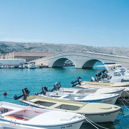 2 Bedroom Awesome In Pag