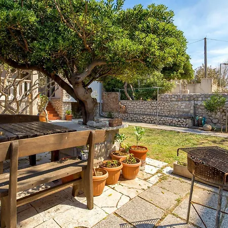 2 Bedroom Lovely In Pag דירה