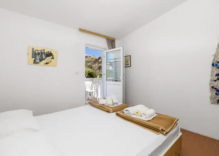 2 Bedroom Awesome In Pag Паг