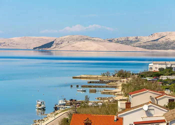 2 Bedroom Awesome In Pag